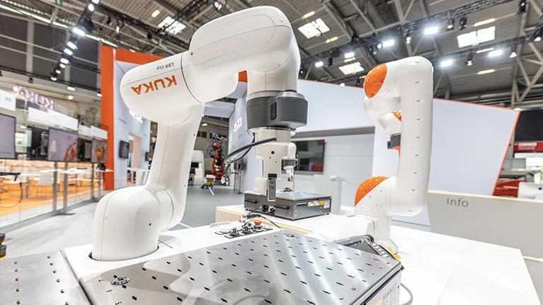 KUKA auf der automatica 2022: Neue Cobot-Modelle und Automatisierung für eine Industrie im Wandel